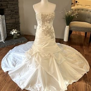 Casablanca Bridal Gown NWT